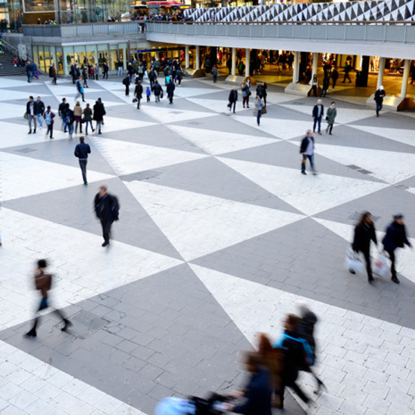 En grupp människor som går runt i ett köpcentrum.