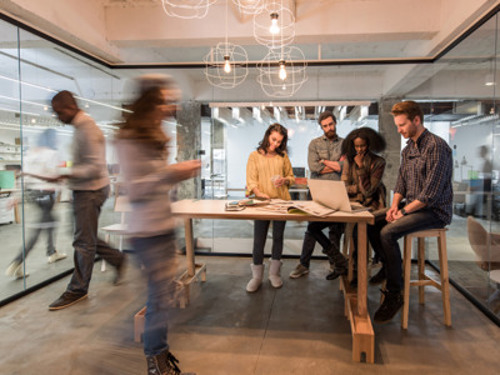 En grupp människor som sitter runt ett bord.