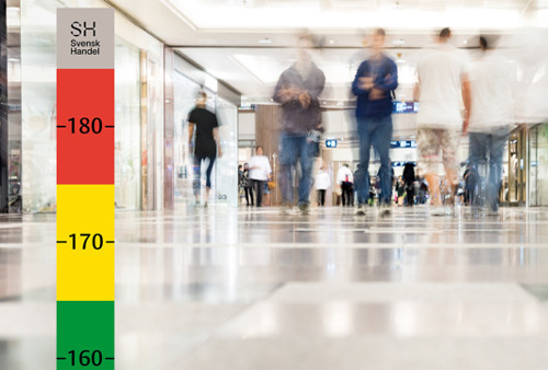 En grupp människor som går genom ett köpcentrum.