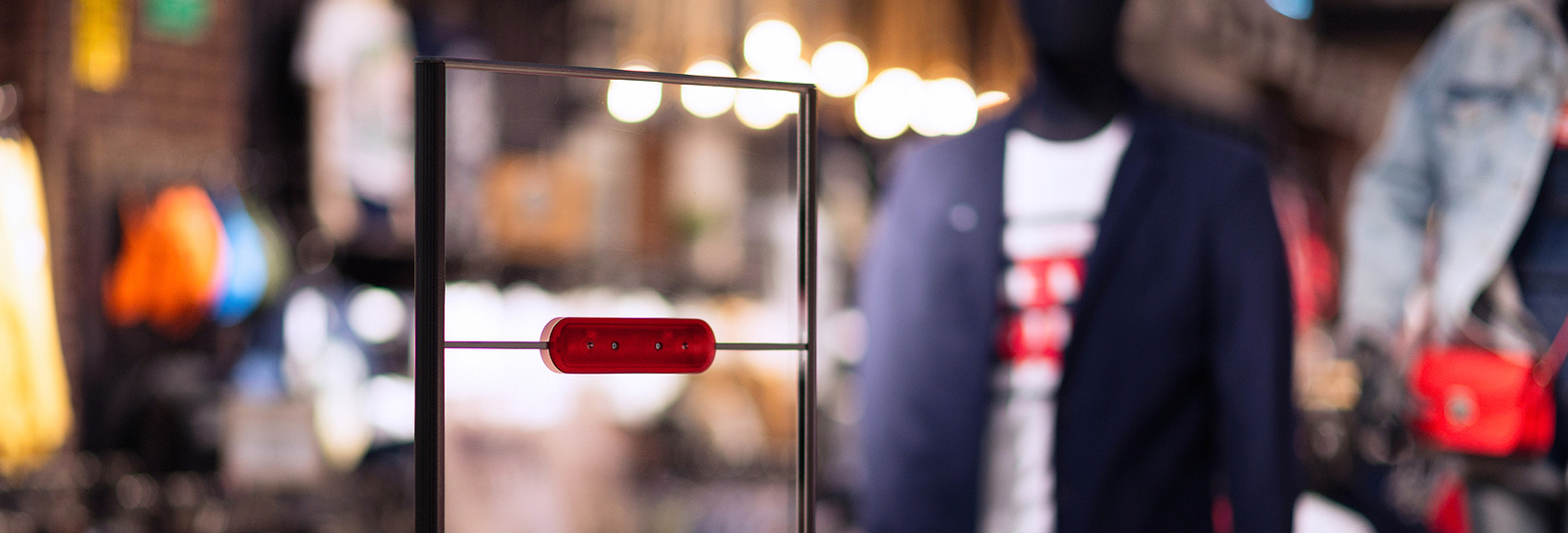 En grupp människor som står runt en butik.