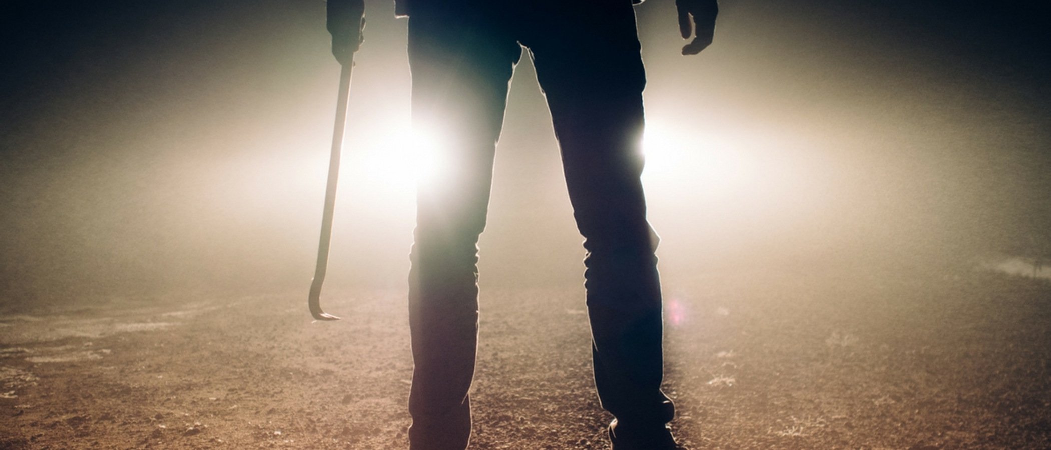 En person som står mitt på en grusplan.