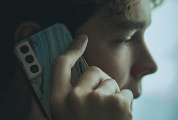 Företag luras i flera steg när de vilseleds att teckna dyra telefonabonnemang