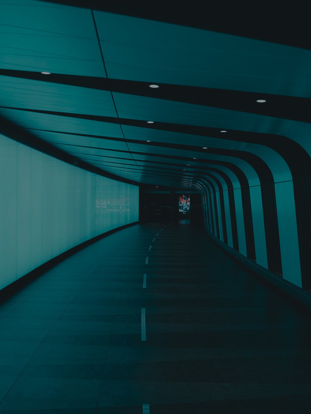 En lång tunnel med ett ljus i slutet.