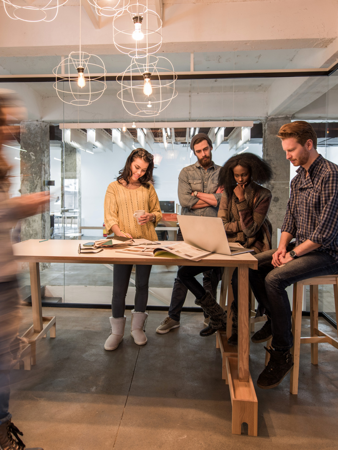 En grupp människor som sitter runt ett bord.
